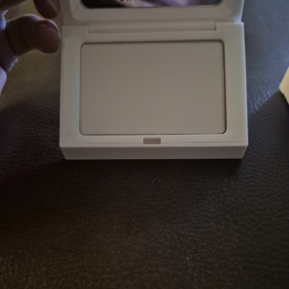 Fenty Beauty Invisimatte Blotting Powder Universal - Picture 3 of 7